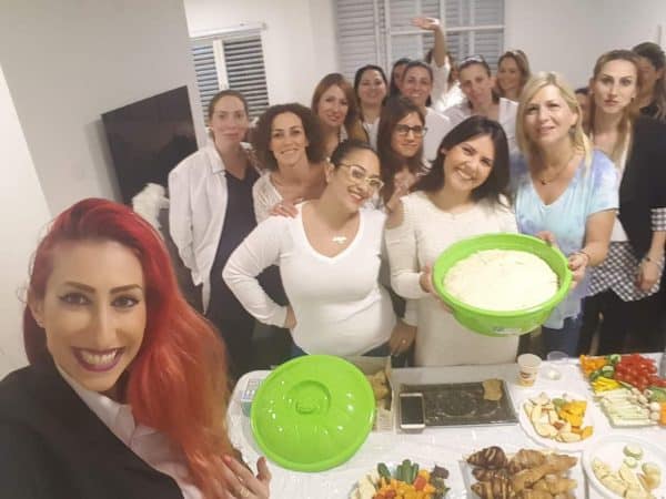 ג'ניפר איסקוב בהפרשת חלה. צילום באדיבות המצולמת