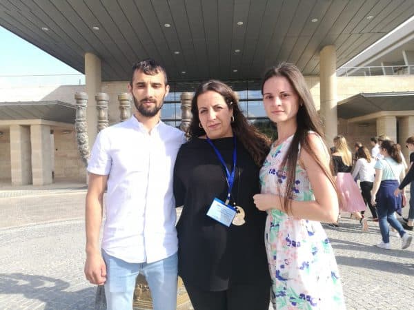 אסנת ואתורי יחד עם יסמין וולדימיר וינטה. התמונה באדיבות אוסנת ואתורי