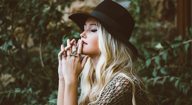 אישה עם עגילים