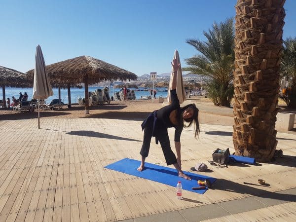 יוגה בחינם על החוף עם אילת היוגה, צילום יוליה פריליק-ניב