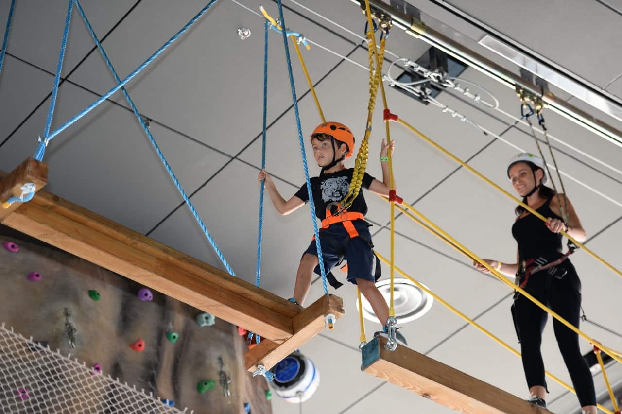 נהנים בטופ 94. בתמונה פארק חבלים. טופ 94 אילת. צילום עמית שיסל. 