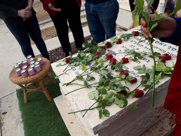טקס זיכרון מעל קברה, שארגנה המשפחה של דקלה גדליה שנרצחה בבית שאן. צילום באדיבות המשפחה