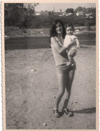 רנית קשקש (היום בן קימון) כתינוקת בזרועות דודתה בתמונה בשנות השבעים במעברת בית יעקב. התמונה באדיבות המשפחה