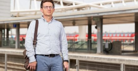 פגישה ברכבת: האיש שעוזר לבני הגיל השלישי