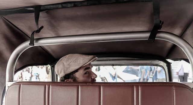 קשיש נוהג בקלנועית