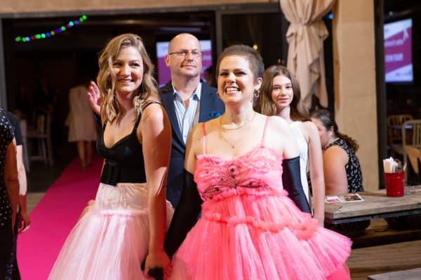 אפרת בראל והמלווה ורוניקה. צילום: בני גם זו לטובה