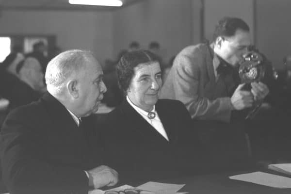 ישיבת הכנסת הראשונה בירושלים. בצילום, השרים דוד רמז וגולדה מאיר ומימין הצלם דוד אלדן (אנדי). צילום: הנס פין. לע"מ