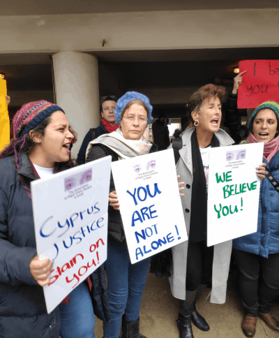 אורית סוליציאנו יחד עם מפגינות ישראליות נוספות. צילום באדיבות מרכזי הסיוע