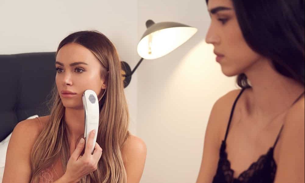 מעכשיו תוכלי לעבור טיפולי אנטי אייג'ינג, פיגמנטציה ואפילו אקנה אצלך בבית עם מכשיר אחד קטן