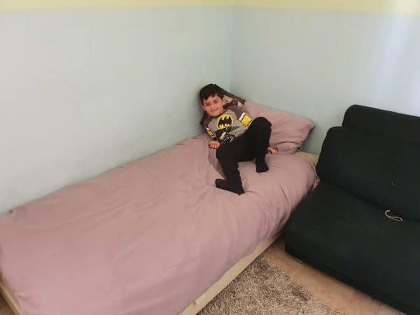 איתי במשימת "כך סידרתי את המיטה" שקיבל. צילום באדיבות אורית דולגין