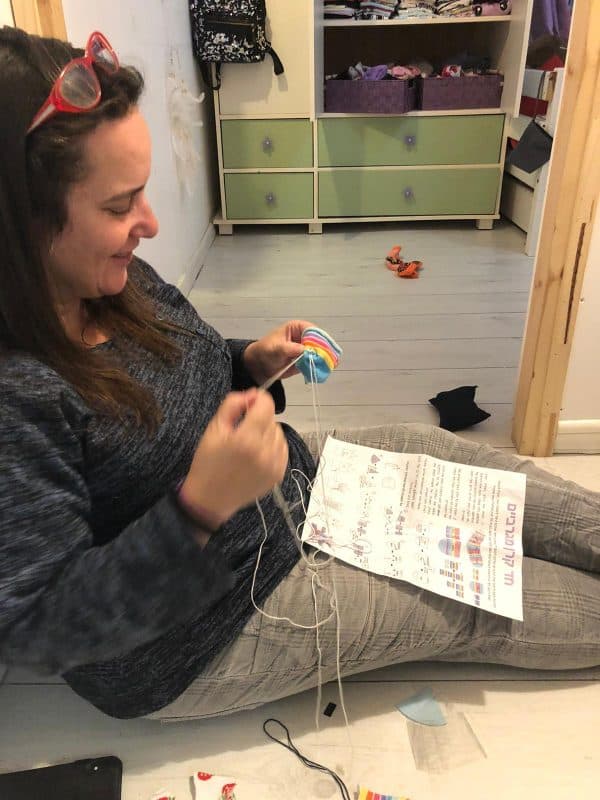 הדס רגולסקי כריסי, הכותבת מנסה לתפור בובת גרב