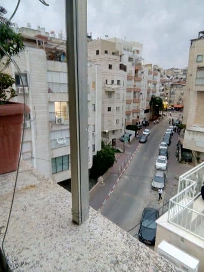 בני ברק מבעד לחלון בתחילת הסגר. צילום: ציפי הורוביץ