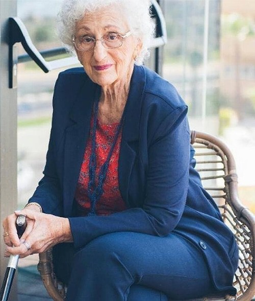 עליזה הר דב: עליזה הר דב: "אנחנו מנועים מלצאת מהדירות וכל מה שאנחנו צריכים מספקים לנו. את האוכל והתרופות מביאים עד לחדר עם כפפות ומסיכות. מעבירים לנו פעילויות וירטואליות ומנסים לעזור עם תעסוקה. העובדה שכל הדיירים מקשיבים ומבצעים מעידה שכולם חוששים. מצד אחד מאוד שומרים עלינו ומצד שני הבדידות גדולה מאוד"