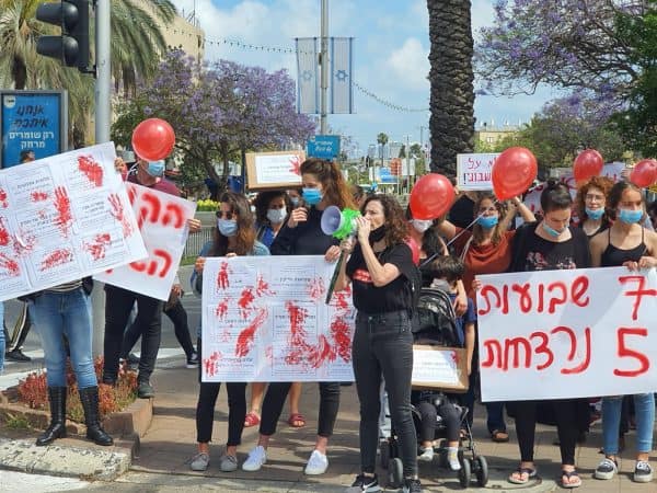 מחאת הנשים התחדשה. מפגינים ומפגינות יצאו להפגין בכל הארץ. בתמונה הפגנה בחולון, צילום חן אריאלי