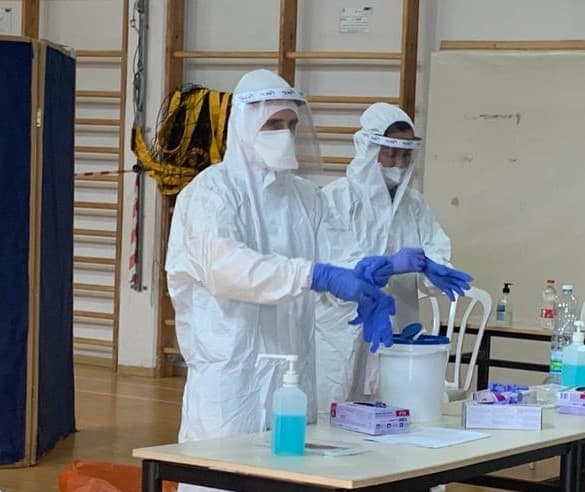 בדיקות באולם הספורט של בית הספר. צילום הדס רגולסקי כריסי