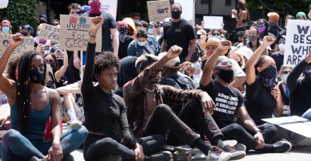 "תגידו תודה שאתם לא באמריקה"? צעירי המחאה הישראלים מזועזעים ממה שקורה שם ופה