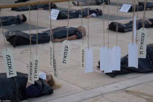 מיצג הגופות. כיכר הבימה 09.06.20 צילום ענת בלקינד