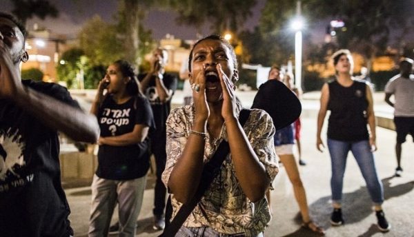 עדן זמרו במחאת בני העדה האתיופית בשנה שעברה קיץ 2019