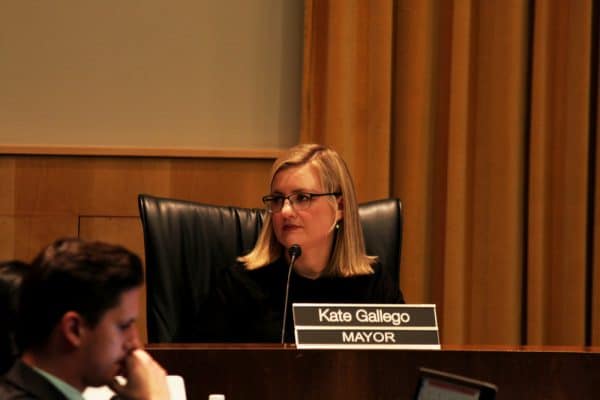 קייט גלגו מנהלת את ישיבת מועצת העיר פיניקס, אריזונה. צילום shutterstock