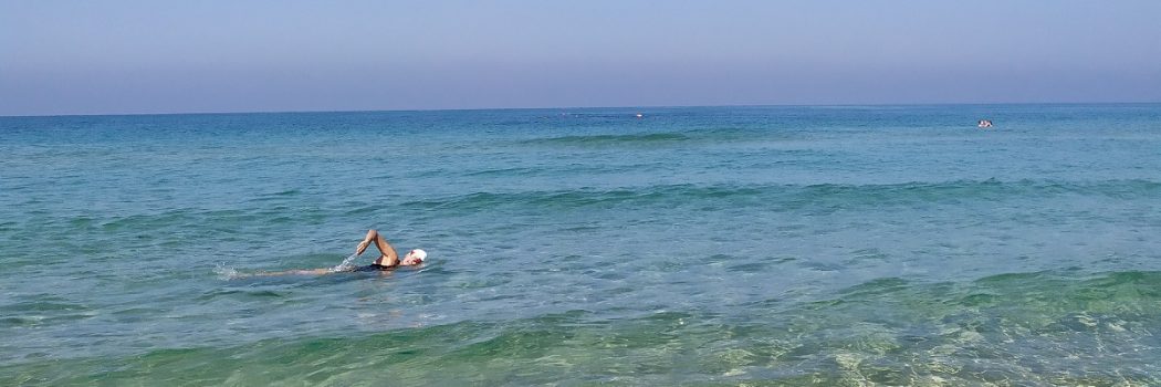 דברים שעושים בקורונה, שוחים בים, (תודה לרוני גמזו שהשאיר את הים פתוח) ולומדים ערבית