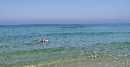 דברים שעושים בקורונה, שוחים בים, (תודה לרוני גמזו שהשאיר את הים פתוח) ולומדים ערבית