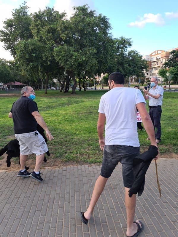 התוקף מחזיק את המוט בידו