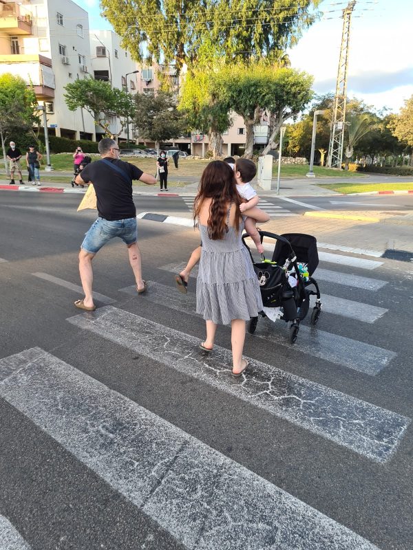 התוקף, אשתו והילד נמלטים מהמקום. בדרך כפי שניתן לראות בתמונה, הוא ממשיך לתקוף את העוברים והשבים שמנסים לעצור אותו. צילום דב שמש