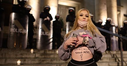 חוקי הפלות מחמירים ופוליטיקאים קיצוניים: מה גרם לנשות פולין לצאת לרחובות?