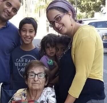 רבקה ליאון זדה, יחד עם סבתה אביבה ז"ל ובני משפחתן. צילום באדיבות המשפחה