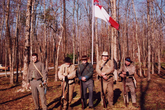 אנשי העליונות הלבנה משחזרים את מלחמת הצפון והדרום בעיירה טרנטון בג'ורג'יה. צילום הדס רגולסקי כריסי