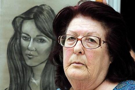 אורה ברז ז"ל על רקע תמונתה של תמר ברז ז"ל. צילום באדיבות המשפחה