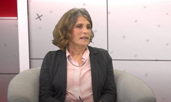 גליה עוז. צילום מסך תוך יוטיוב. מצעד הספרים המקוון.