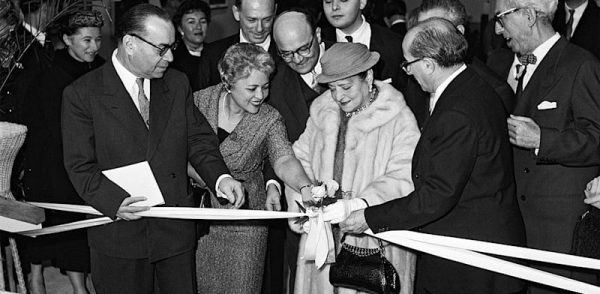 הלנה רובינשטיין חונכת את הביתן על שמה, בנוכחות ראש העיר חיים לבנון והצייר ראובן רובין, 1959 / צילום: פריץ כהן, לע''מ