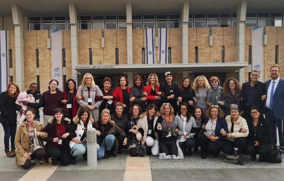 המדריך ליצירת שינוי חברתי: איך הצלחנו לחוקק את החוק לאיסור צריכת זנות