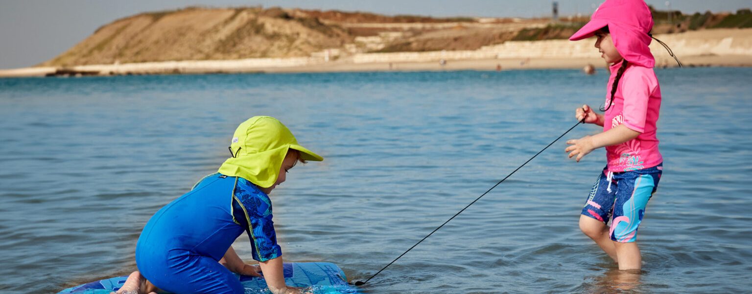 טיפים לבחירת בגדי ים, ספויילר – שיהיו מבדים חוסמי קרינת שמש, וגם מקדם הגנה ומשחקים לקטנים