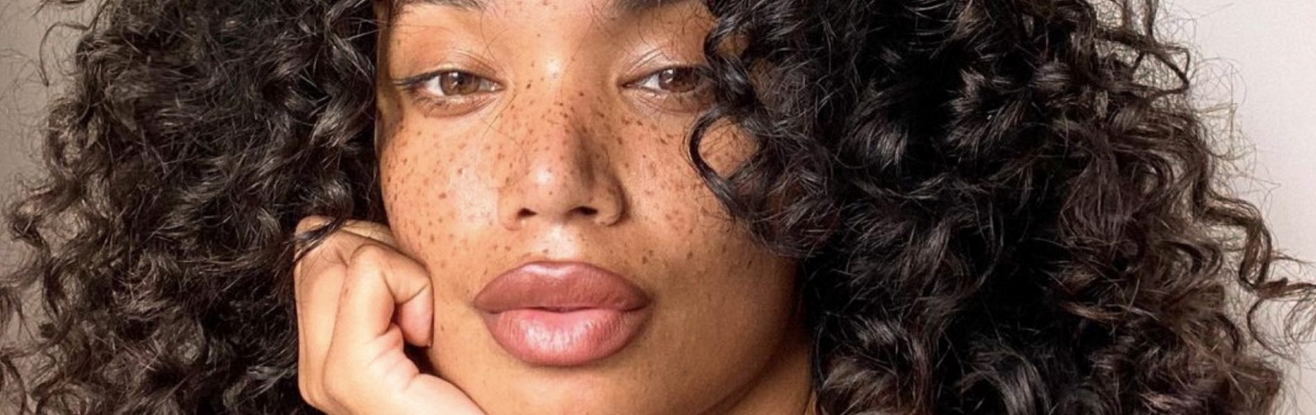 טיפול נכון בשיער מתולתל, שיטת CG לשיער גלי, ופתרון לבעיות בקרקפת ונשירה