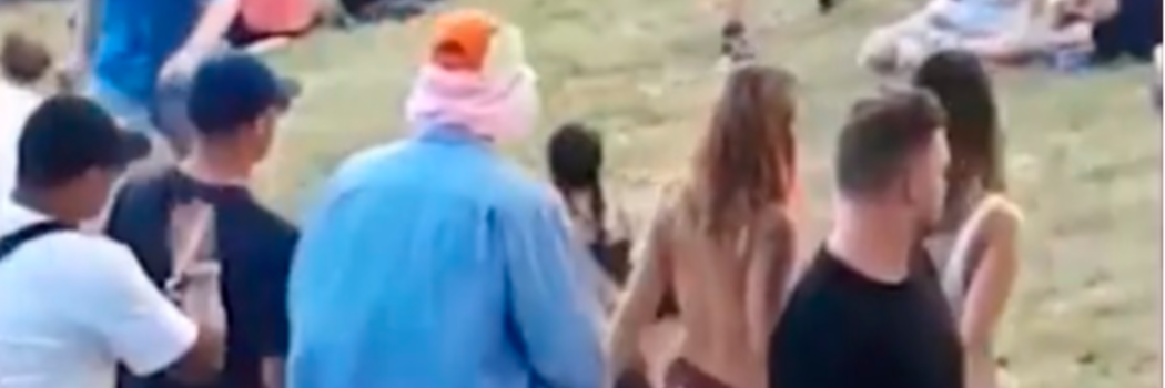 תיעוד נדיר: גבר תקף אישה חשופת חזה בפסטיבל, היא לא נשארה חייבת