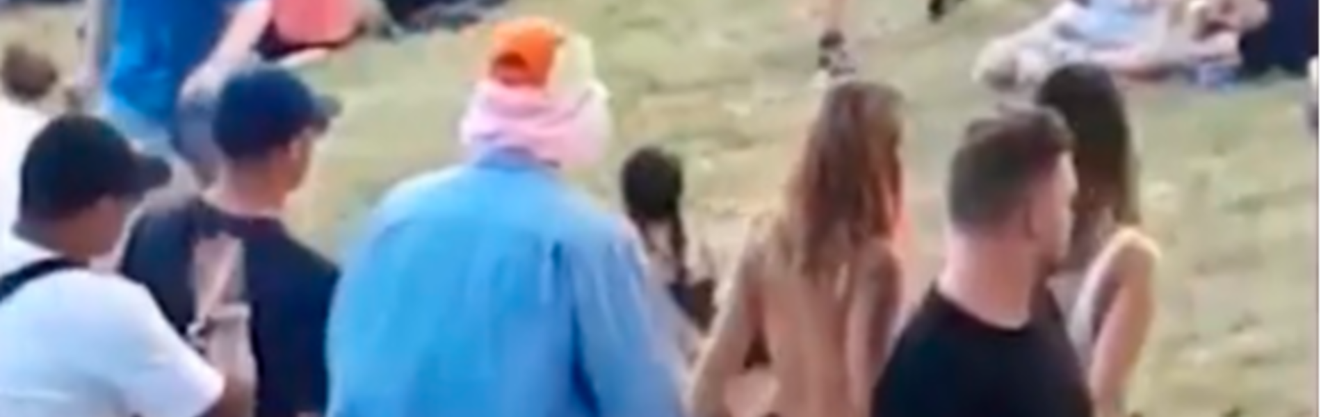תיעוד נדיר: גבר תקף אישה חשופת חזה בפסטיבל, היא לא נשארה חייבת