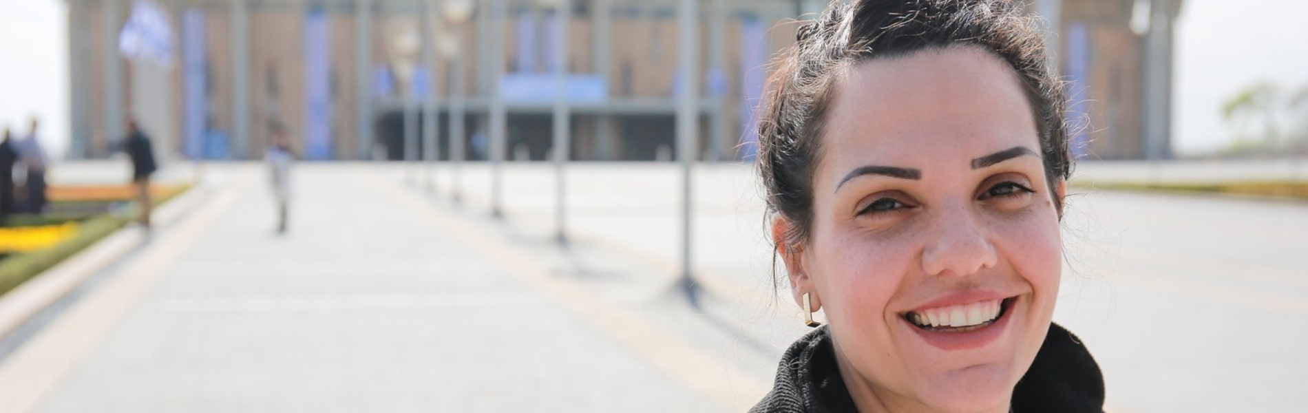 המנהלת שנוסעת כל בוקר באוטובוס מכפר שלם