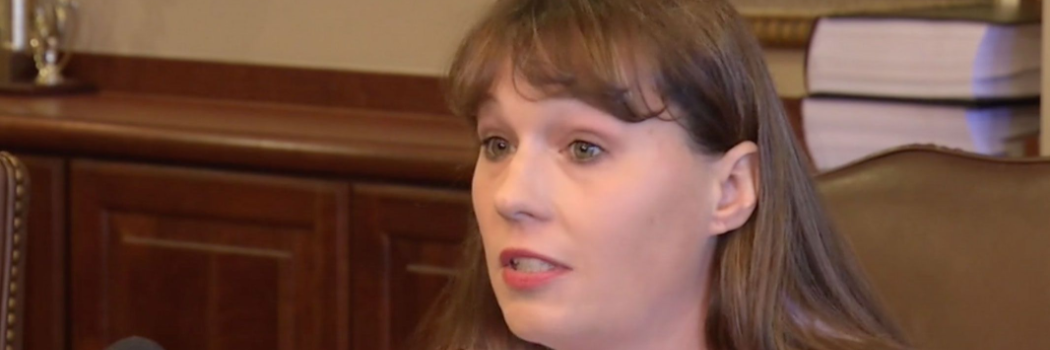 חיה עם קצה של מחט אפידורל בתוך עמוד השדרה