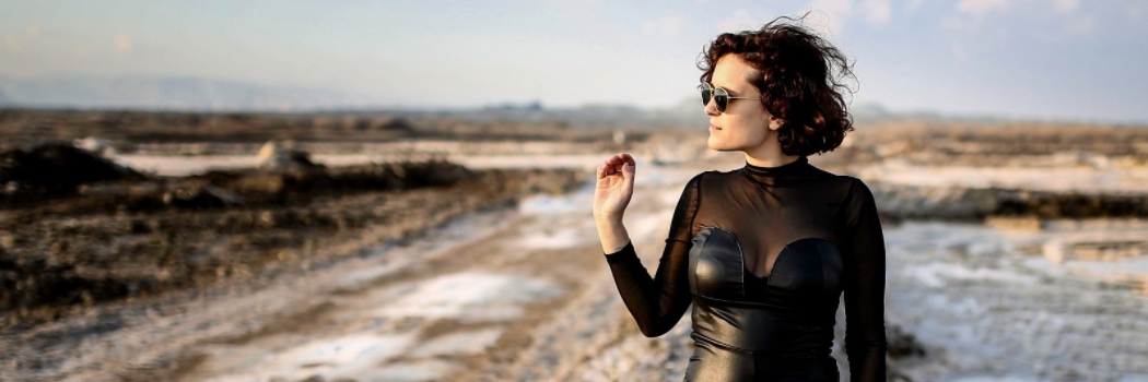 גל דה פז: "אני מרגישה בנוח עם הנשיות שלי כמעט רק על הבמה"