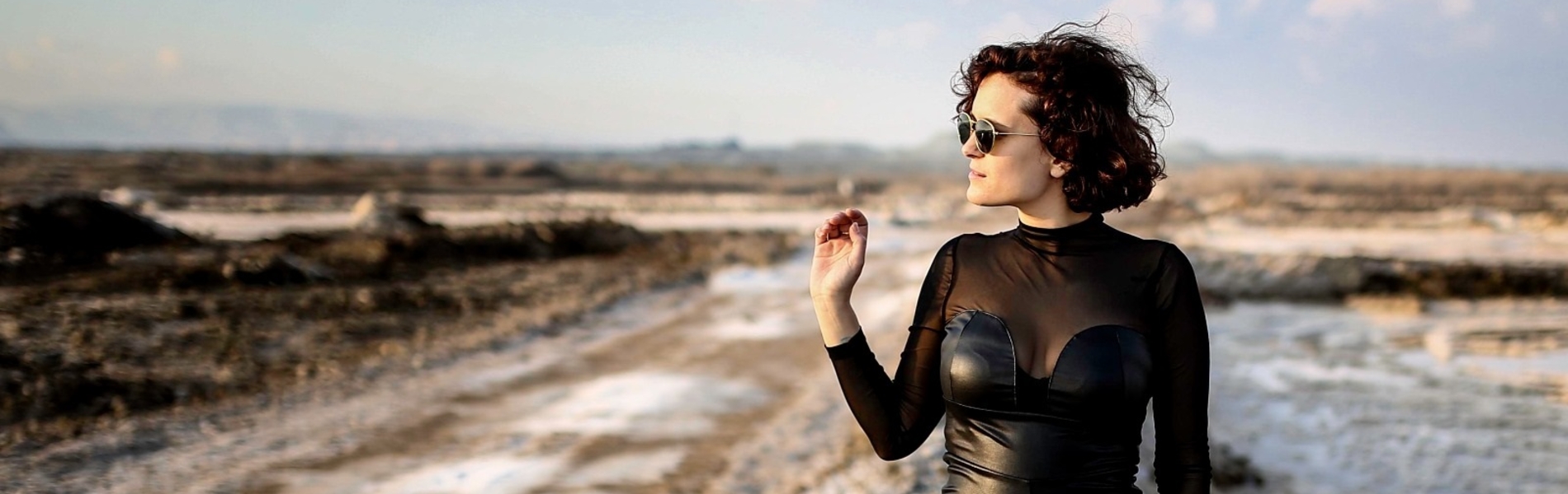 גל דה פז: "אני מרגישה בנוח עם הנשיות שלי כמעט רק על הבמה"