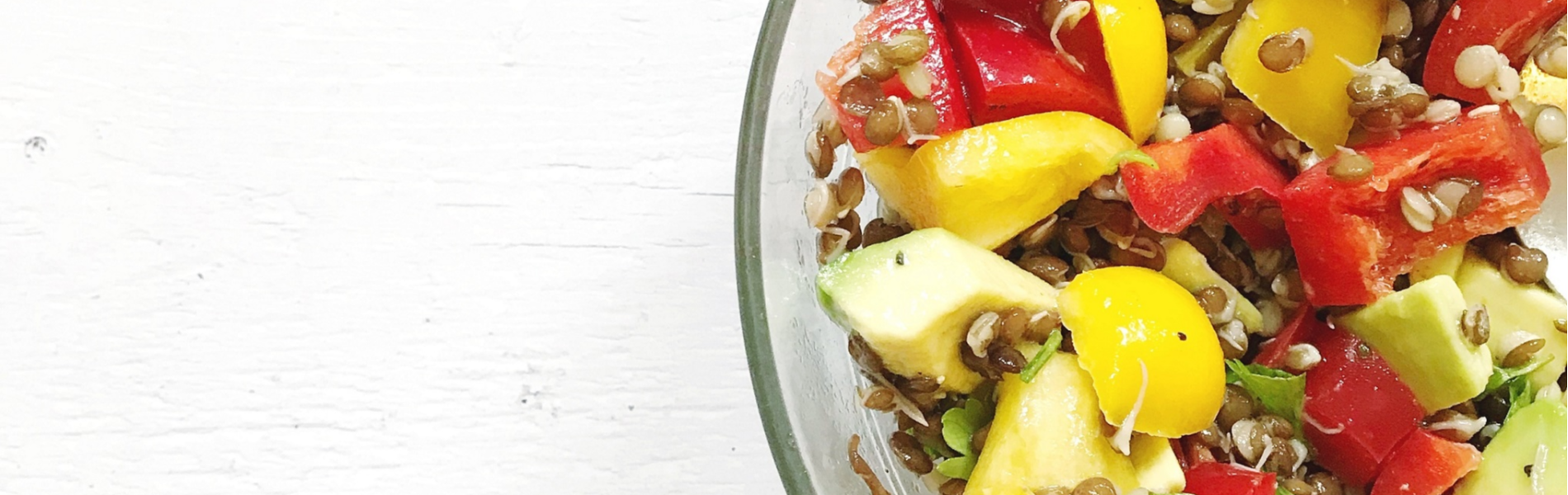 סלט ירקות עם עדשים שחורות ותפוח