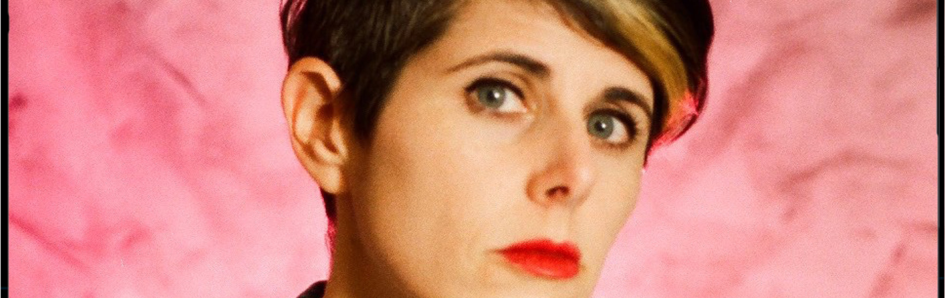 עדי שחם: מזמרת שכותבת למגירה למוזיקאית שיוצרת אלבום פופ פמיניסטי לבד בבית