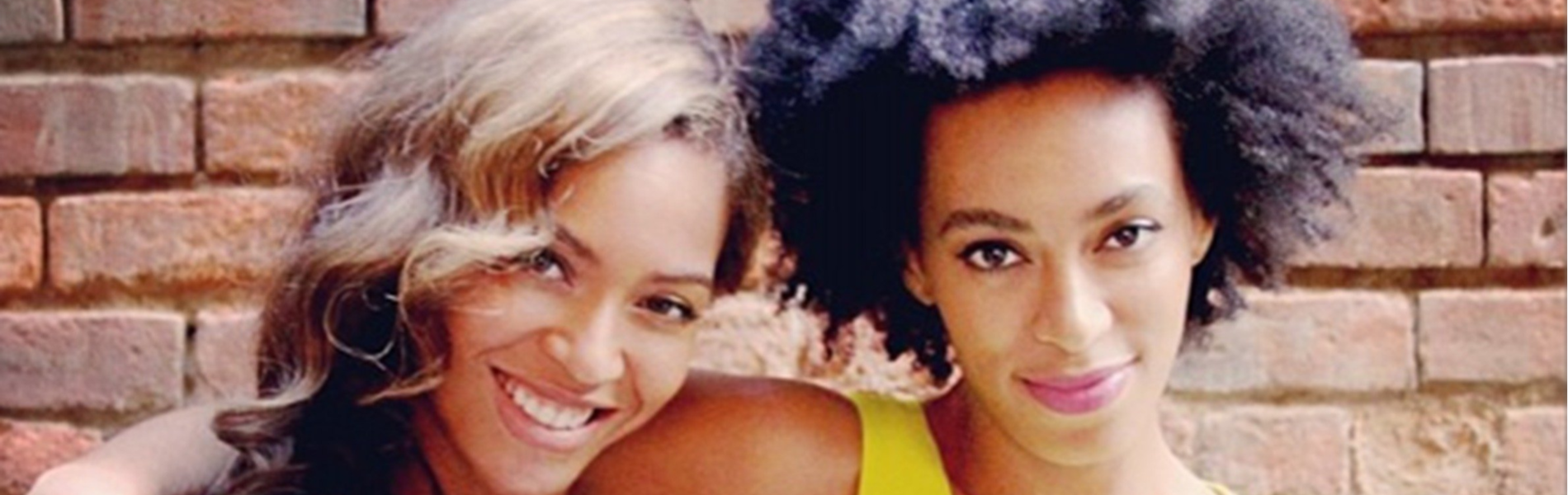 טינה נואלס מספרת: איך מגדלים שתי כוכבות בבית אחד?