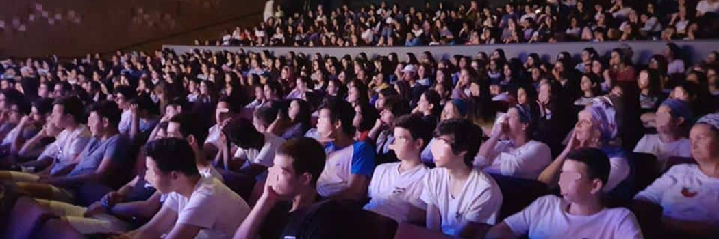 יש קשר ישיר בין הפרדה מגדרית באקדמיה לזו בהצגה של תלמידי תיכון חילוני