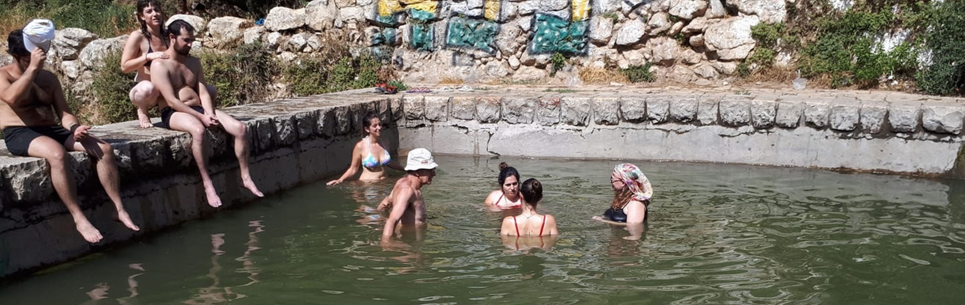 אבנים, קללות והשפלות: נשים מגורשות ממעיינות בירושלים מדי שישי