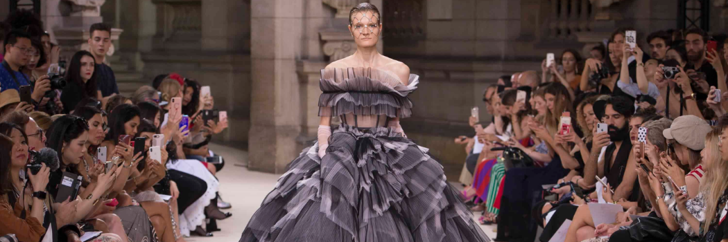 ממורה למלאכה אל תצוגת האופנה הכי חמה בפריז