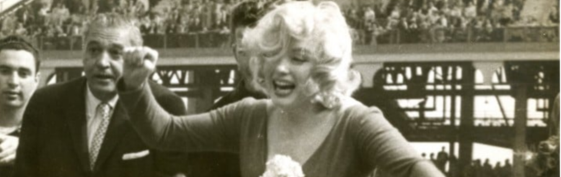 כשמרילין מונרו בעטה בכדור למען ישראל (וסיימה עם נקע ברגל)