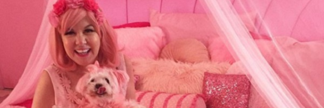 יפה בוורוד: האישה שהוציאה למעלה ממיליון דולר כדי להפוך את החיים שלה לוורודים